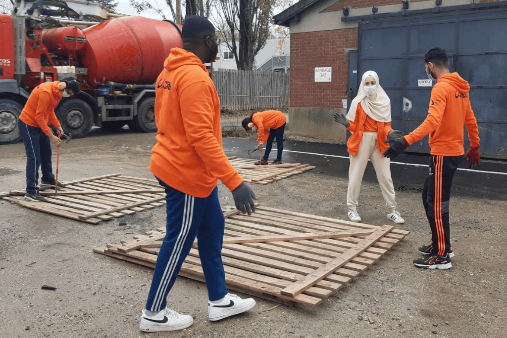 “J'accompagne toujours des jeunes décrocheurs, mais à travers le service civique.” 1 “J'accompagne toujours des jeunes décrocheurs, mais à travers le service civique.” - Le Choix de L'école