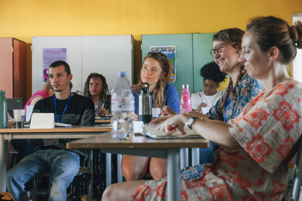 Des enseignants assistent à une formation dans une salle de classe.