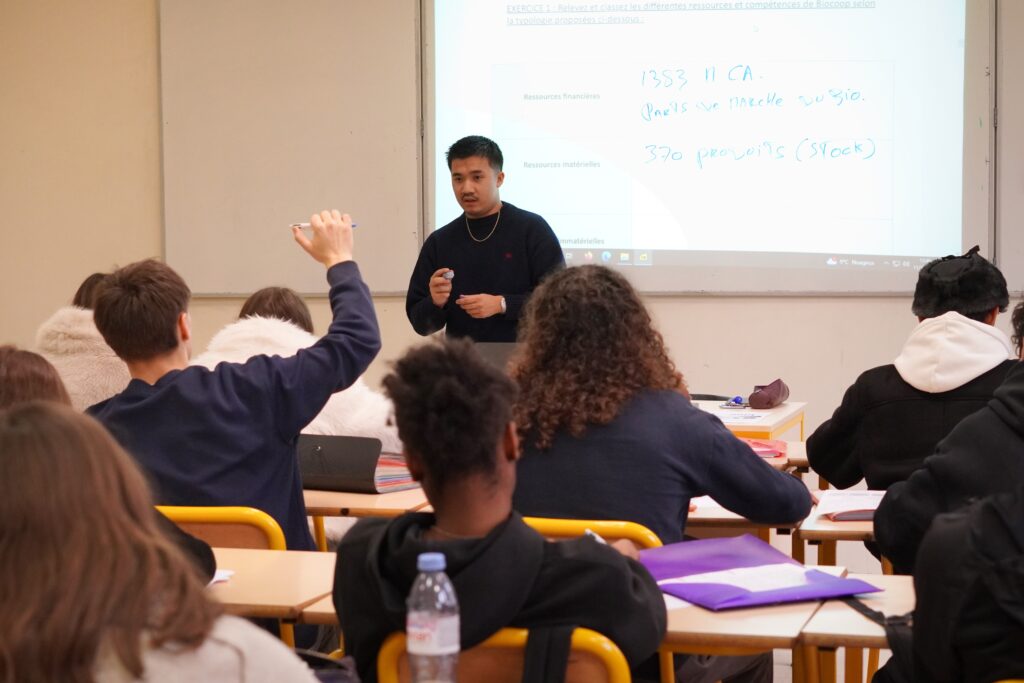 Un professeur devant une classe