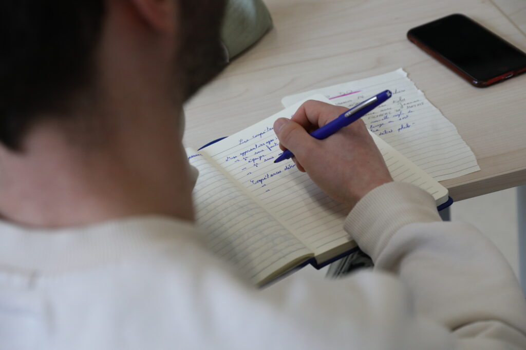 Peut-on vraiment lutter contre le harcèlement ? 3 Une personne prend des notes.